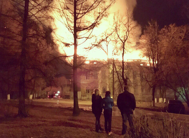 Видео: в Касимове сгорело здание психиатрической больницы