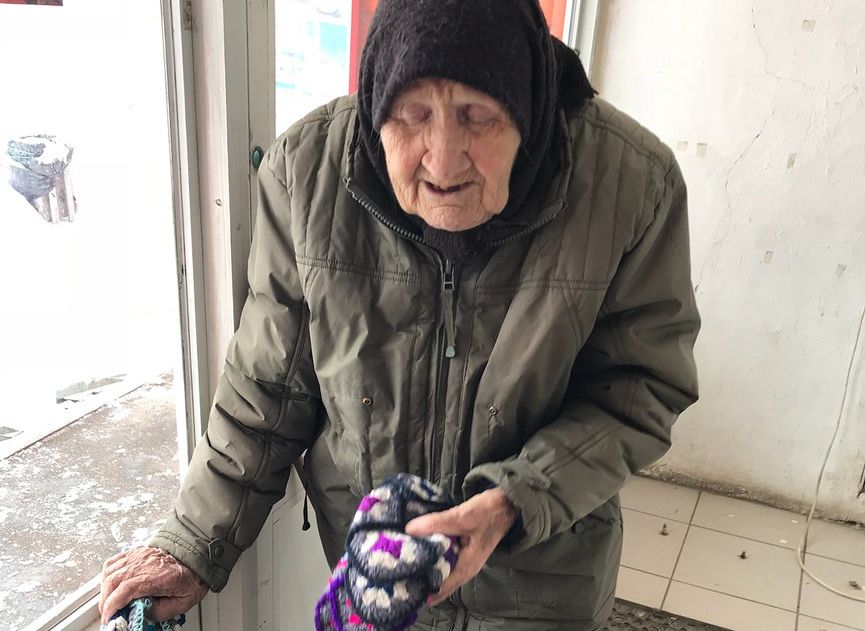 Девушка призвала рязанцев купить у бабушки вязаные тапочки
