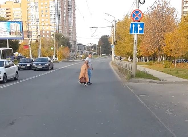Видео: в Рязани маршрутчик переводит бабушку через дорогу