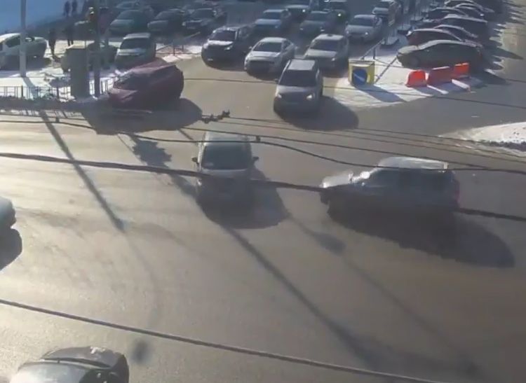 У ТД «Барс» на Московском шоссе столкнулись две легковушки (видео)