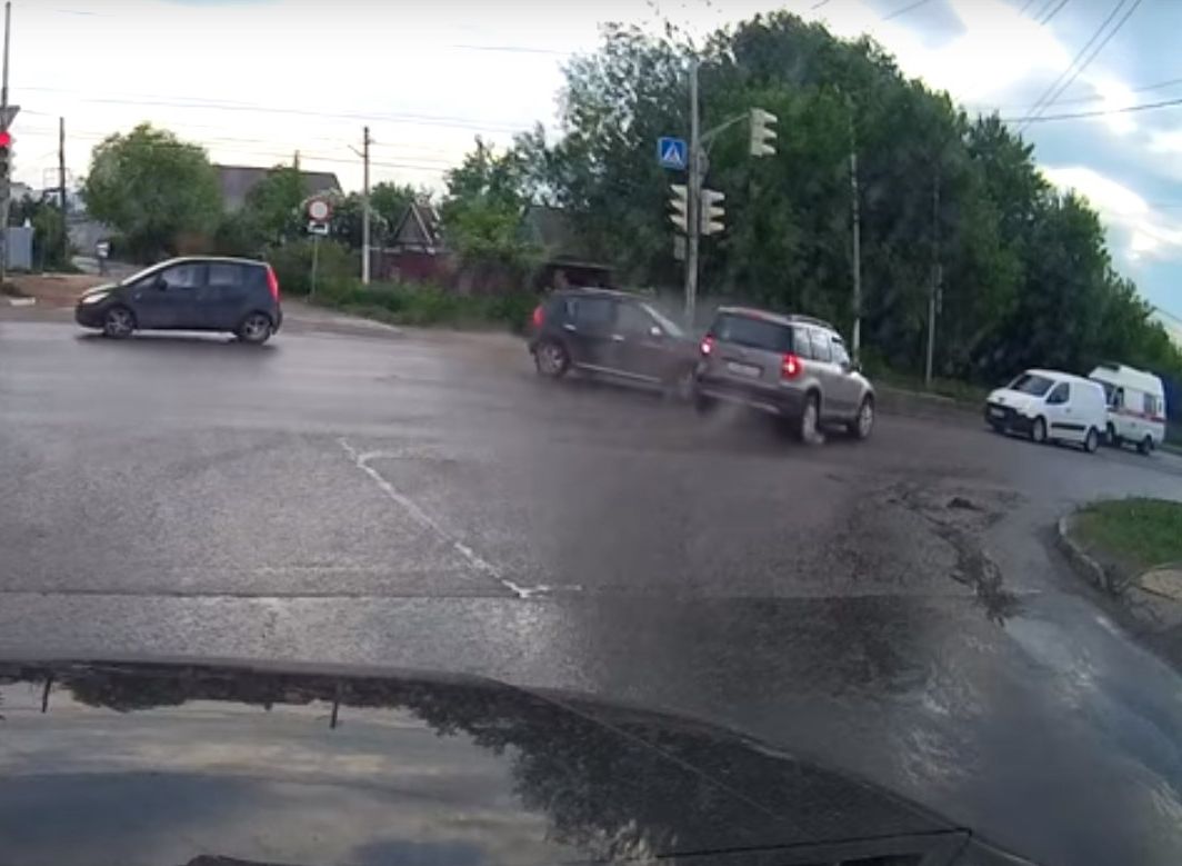На улице Зубковой столкнулись две иномарки (видео)
