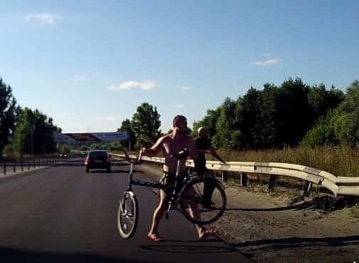 В Рязани двое мужчин выкинули с трассы велосипедиста и его велосипед (видео)
