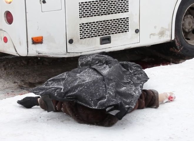 Опубликовано видео с места смертельного наезда на женщину на улице Зубковой