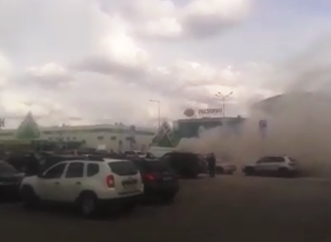 Возгорание на парковке «Глобуса» тушили четверо пожарных