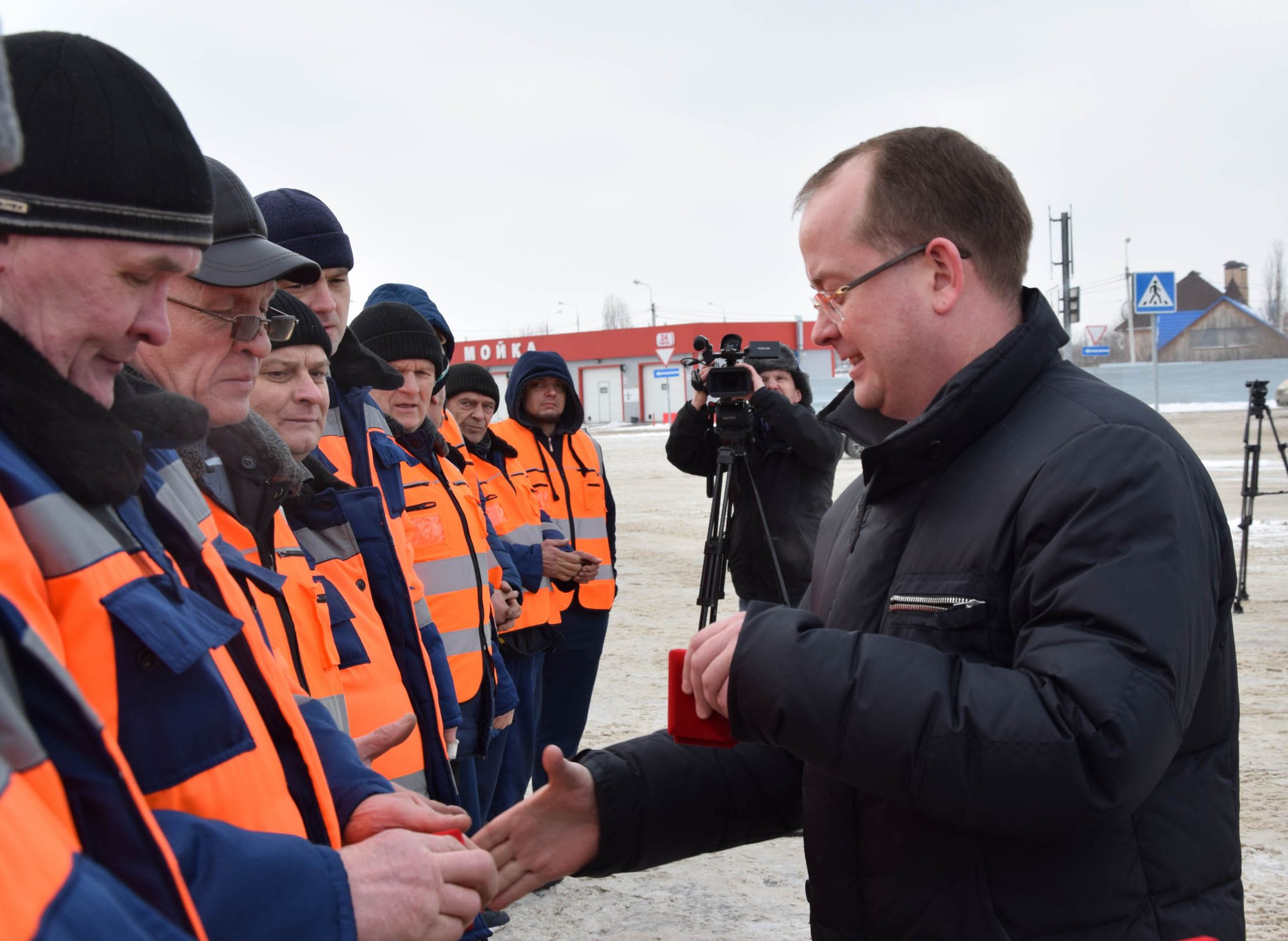 Сергей Карабасов вручил коммунальщикам ключи от новой снегоуборочной техники