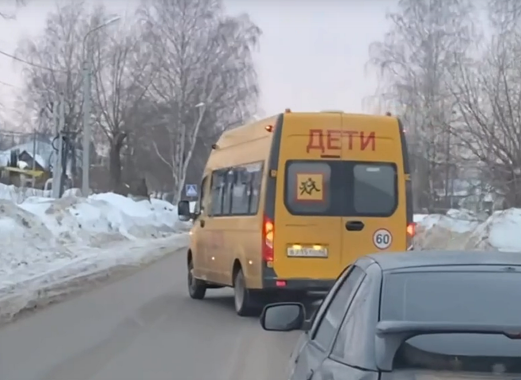 Под Рязанью оштрафовали водителя школьного автобуса, объезжавшего пробку по встречке