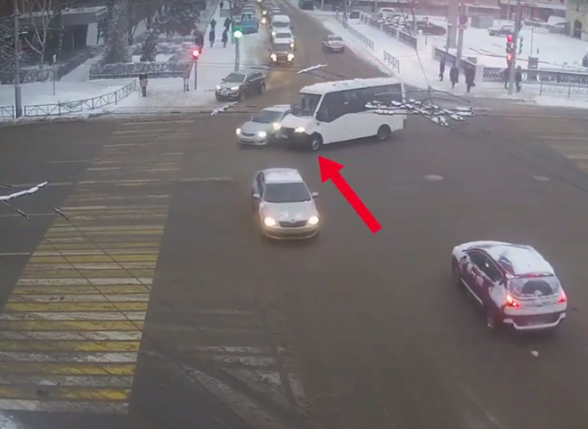На площади Ленина столкнулись маршрутка и иномарка (видео)