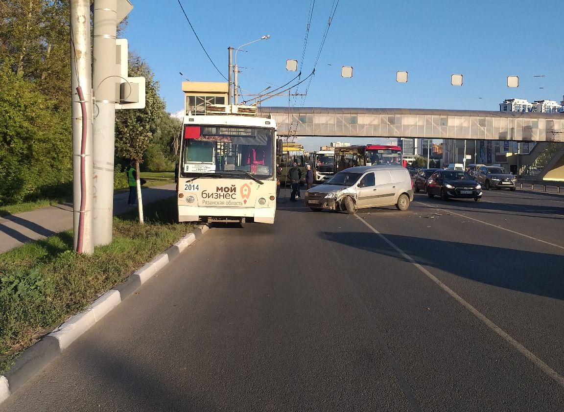 На Московском шоссе легковушка «выбила» троллейбус с дороги