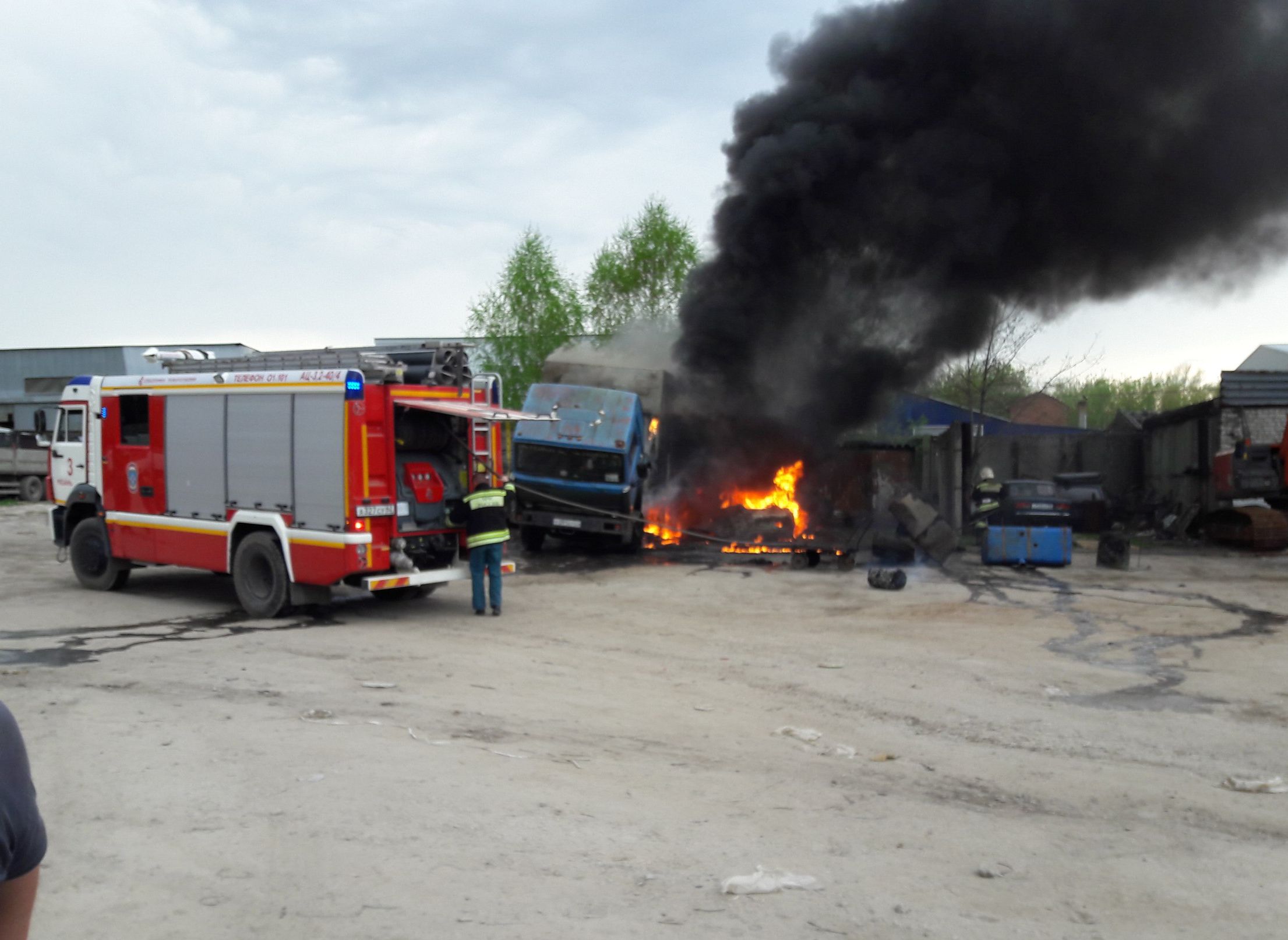 На улице Черновицкой сгорели два авто, есть пострадавшие