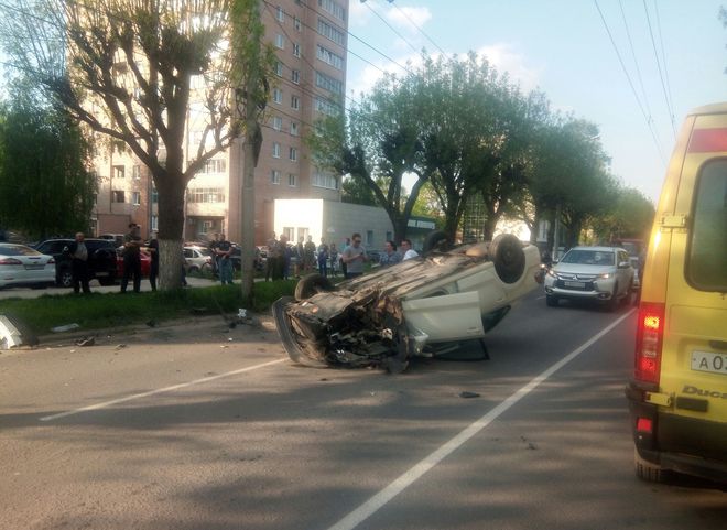 На улице Есенина перевернулся автомобиль