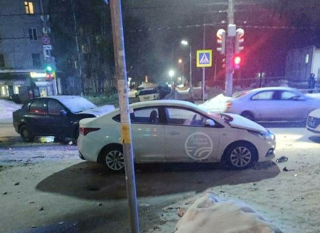 На улице Крупской столкнулись две легковушки, пострадали три человека   