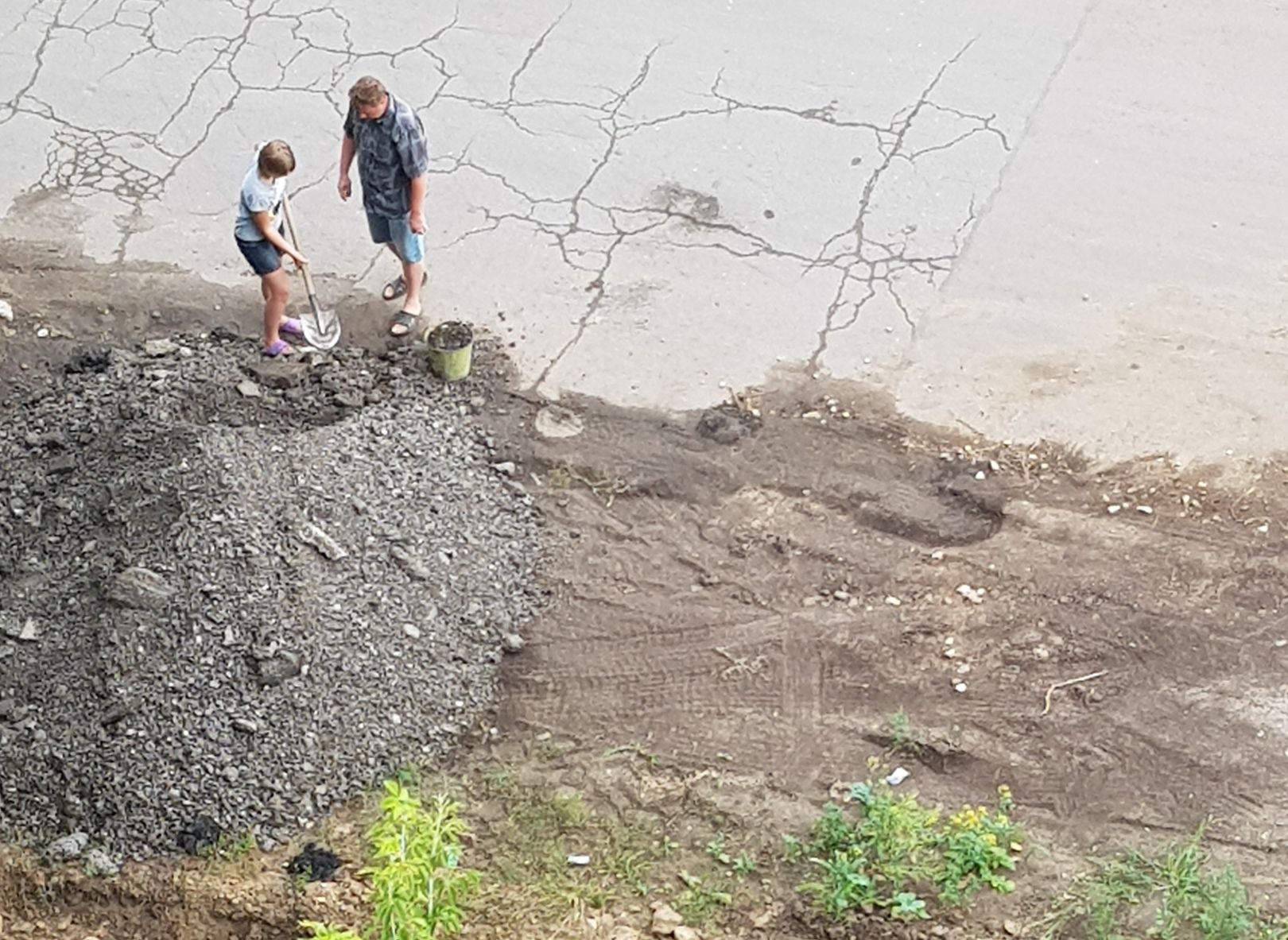 Фото: в Рязани отец с дочерью заделывают выбоины на дороге