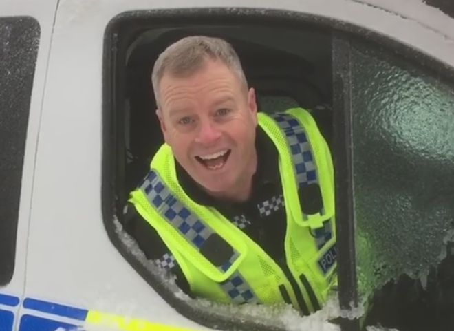Полицейский показал, как головой убрать лед со стекол авто (видео)