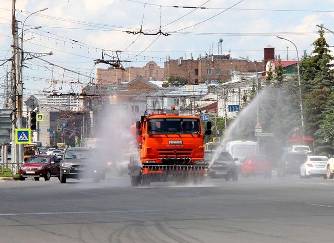 В Рязани продолжают поливать дороги из-за жары