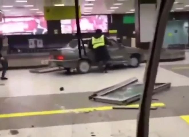 Видео: в казанском аэропорту пьяный экс-следователь устроил гонки внутри терминала
