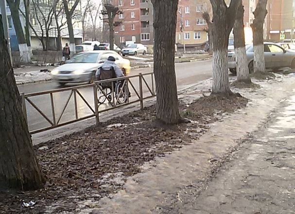 Фото: в центре Рязани инвалид-колясочник вынужден ехать по проезжей части