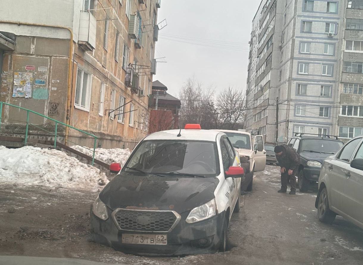В Дашково-Песочне машина такси провалилась в яму