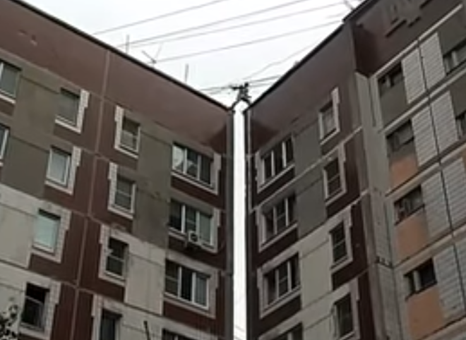 Видео: рязанец перепрыгивает с одной крыши многоэтажки на другую