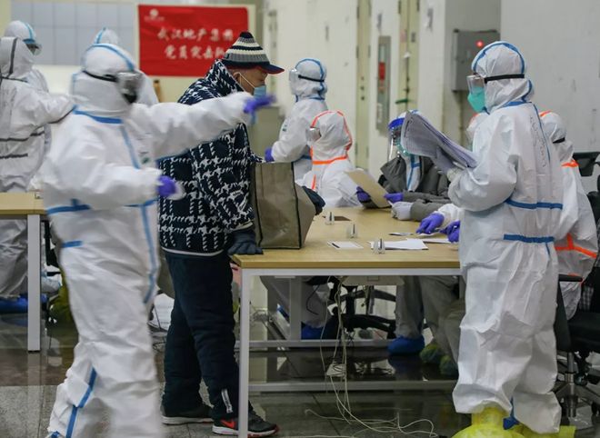 В Китае за сутки выявили более 15 тысяч зараженных новым коронавирусом
