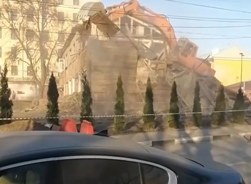 Видео: на улице Новослободской сносят последний барак