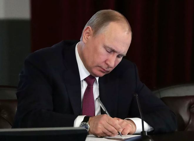 Путин подписал закон о штрафе за пропаганду потребления «веселящего газа»