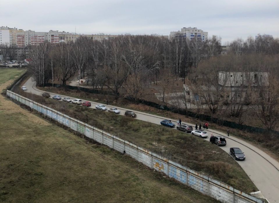 На улице Крупской неизвестные повредили два десятка автомобилей
