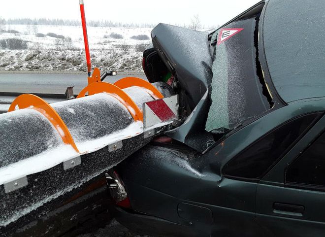 В Спасском районе легковушка сбила троих рабочих и врезалась в снегоуборочную машину