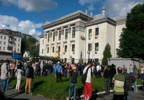 У посольства России в Киеве начались беспорядки