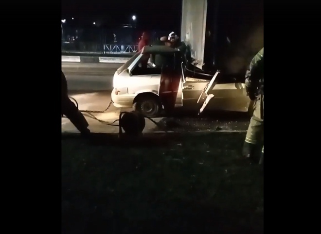 Очевидцы сняли на видео, как из-под фуры достают ВАЗ с погибшим 18-летним рязанцем