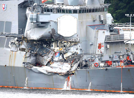 Филиппинский контейнеровоз протаранил эсминец ВМС США