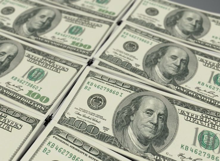 Курс доллара упал ниже 90 рублей впервые с 1 марта