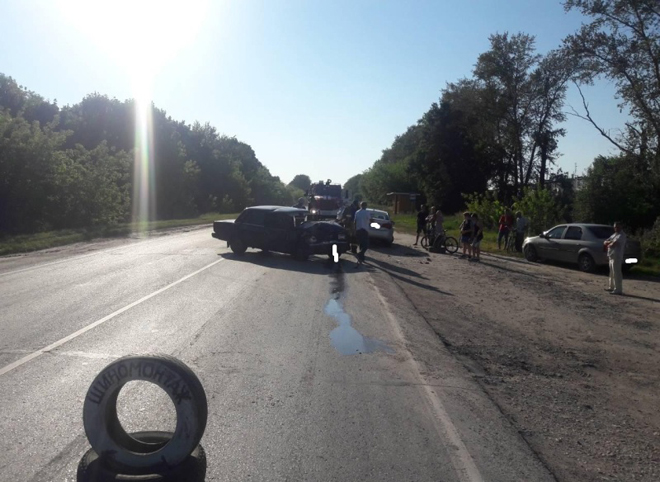 В Рязанском районе столкнулись Chevrolet Cruze и ВАЗ, потрадали два человека
