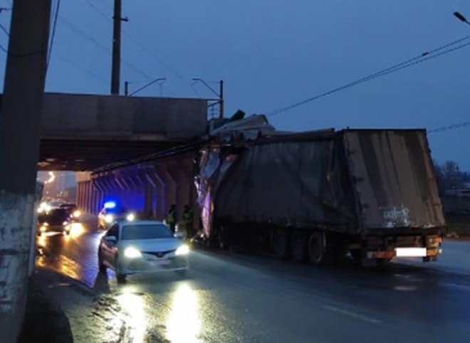 Полиция опубликовала фотографии с места аварии с фурой на Московском шоссе