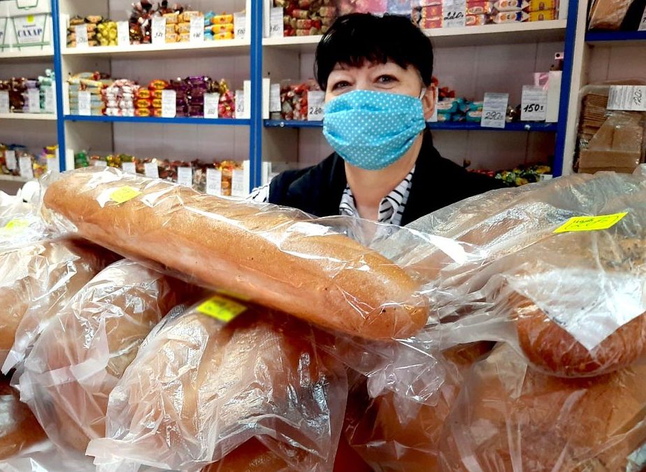 В Новомичуринске хозяйка магазина бесплатно раздает хлеб