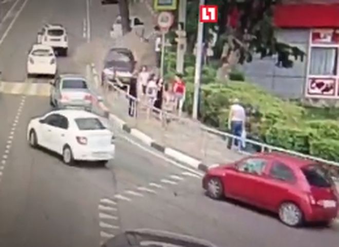 В Сочи иномарка сбила шесть человек на тротуаре (видео)