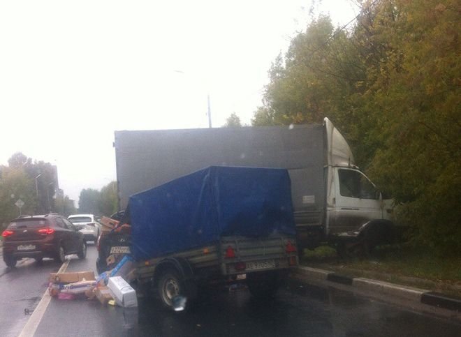 На Михайловском шоссе столкнулись грузовик и Lada