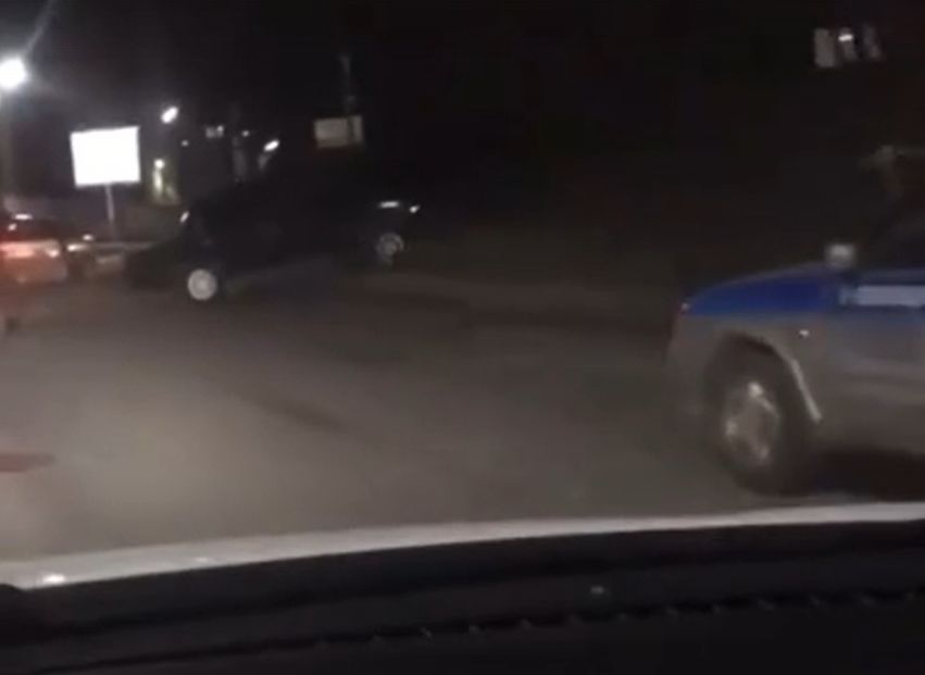 На улице Каширина пьяный водитель «Жигулей» врезался в бордюр