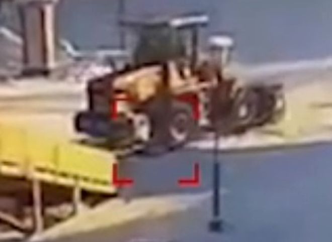 В Кузбассе снегоуборочный трактор насмерть задавил семилетнюю девочку (видео)