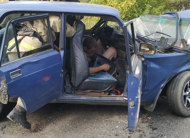 Видео: в Рязани водителя достают из покореженного автомобиля