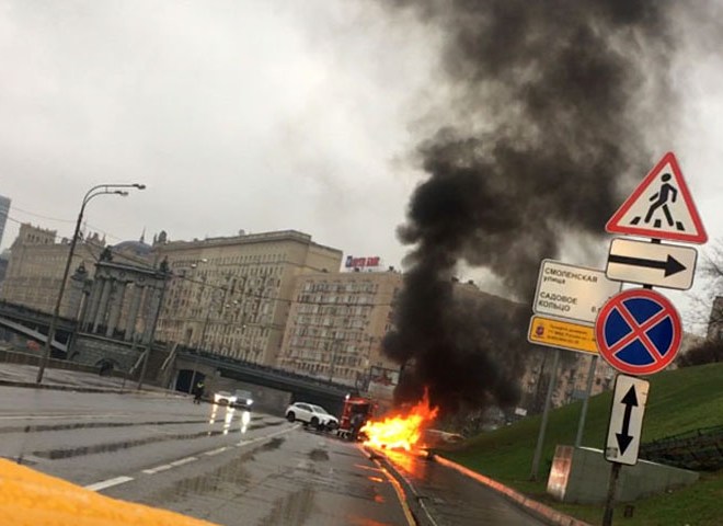 Водитель заживо сгорел в Maserati на набережной в Москве (видео)