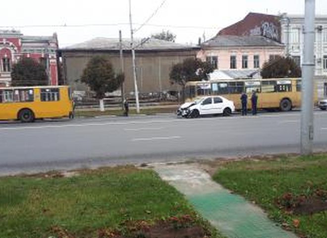 В ДТП с Renault и троллейбусом в центре Рязани пострадали два молодых человека