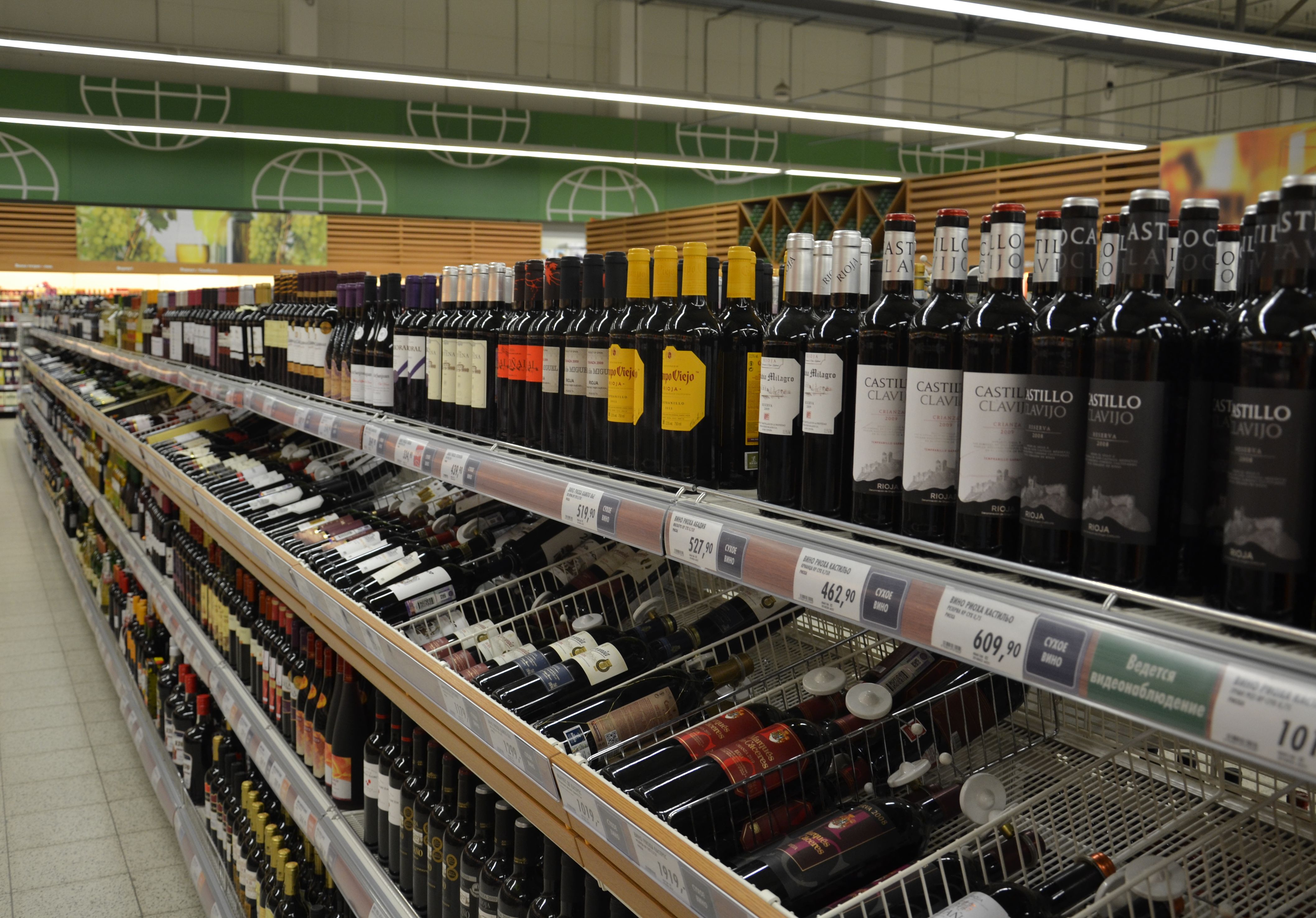 В российских магазинах алкоголь изолируют от продуктов