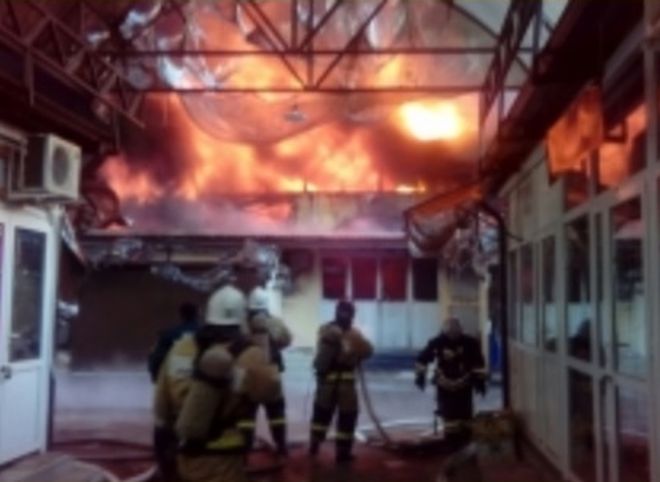 В Нальчике загорелся центральный городской рынок