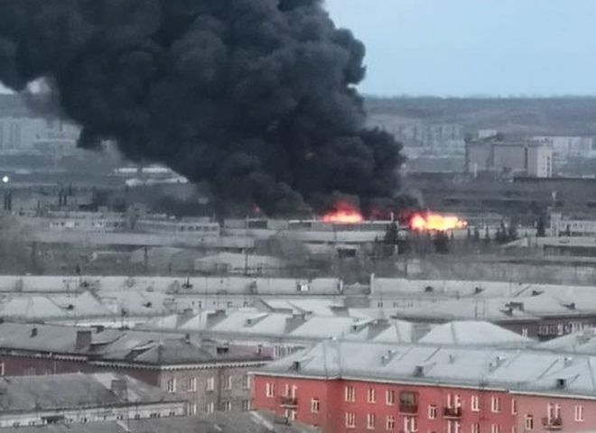 На территории завода «Красмаш» в Красноярске произошел мощный пожар