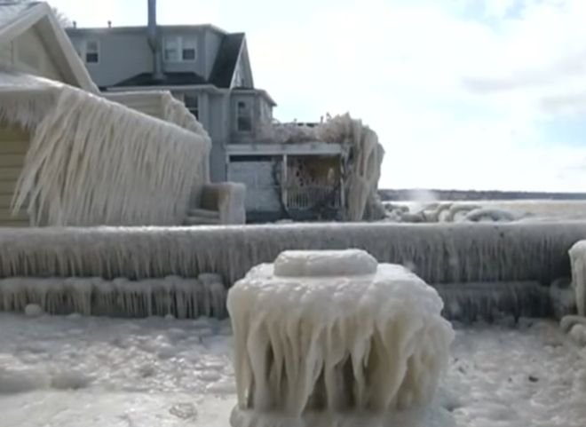 Видео: в штате Нью-Йорк дом превратился в глыбу льда