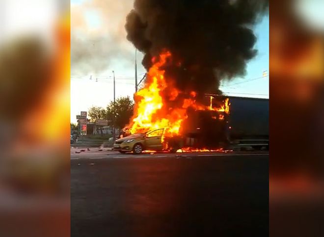 В Москве произошло массовое ДТП, в результате которого сгорели три автомобиля (видео)