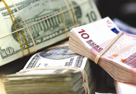 Рубль снизился к доллару и евро на открытии торгов