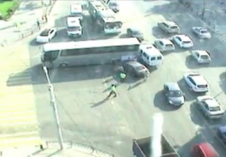 В Астрахани водитель автобуса умер за рулем и сбил двух человек (видео)