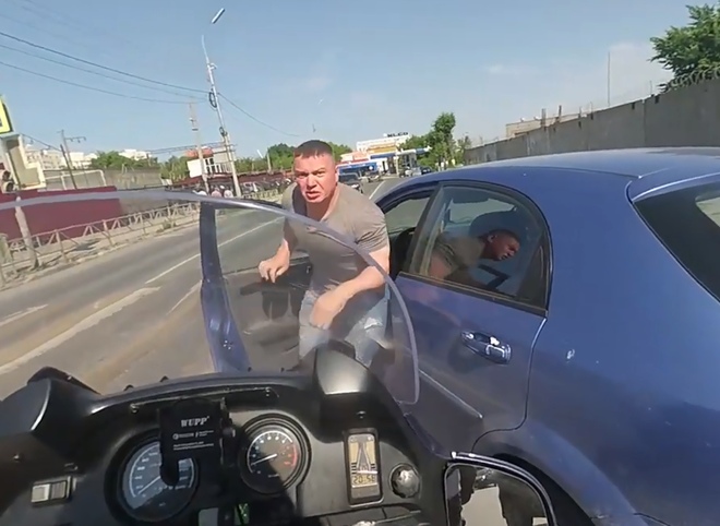 Видео: в Рязани разъяренный автолюбитель избивает мотоциклиста