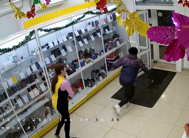 В центре Рязани ограбили салон мобильной связи (видео)